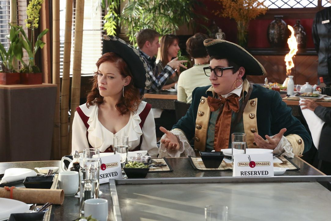 Während Tessa (Jane Levy, l.) eine Einladung von Evan (Sam Lerner, r.) annimmt, machen sich George und Fred auf, zu einem ganz besonderen Trip nach... - Bildquelle: Warner Bros. Television