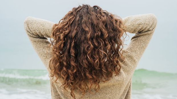 Ob große oder kleine Wellen in den Haaren – mit lockig langen Haaren wirst du...