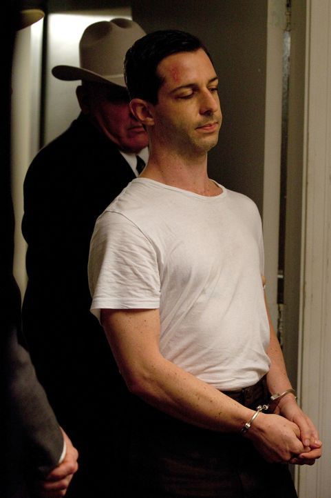 Hat das Leben ganz vieler gewöhnliche Menschen in das Attentat auf Kennedy mit hineingezogen: Lee Harvey Oswald (Jeremy Strong, r.) ... - Bildquelle: Claire Folger 2013 WALLEYE PRODUCTIONS, LLC ALL RIGHTS RESERVED.