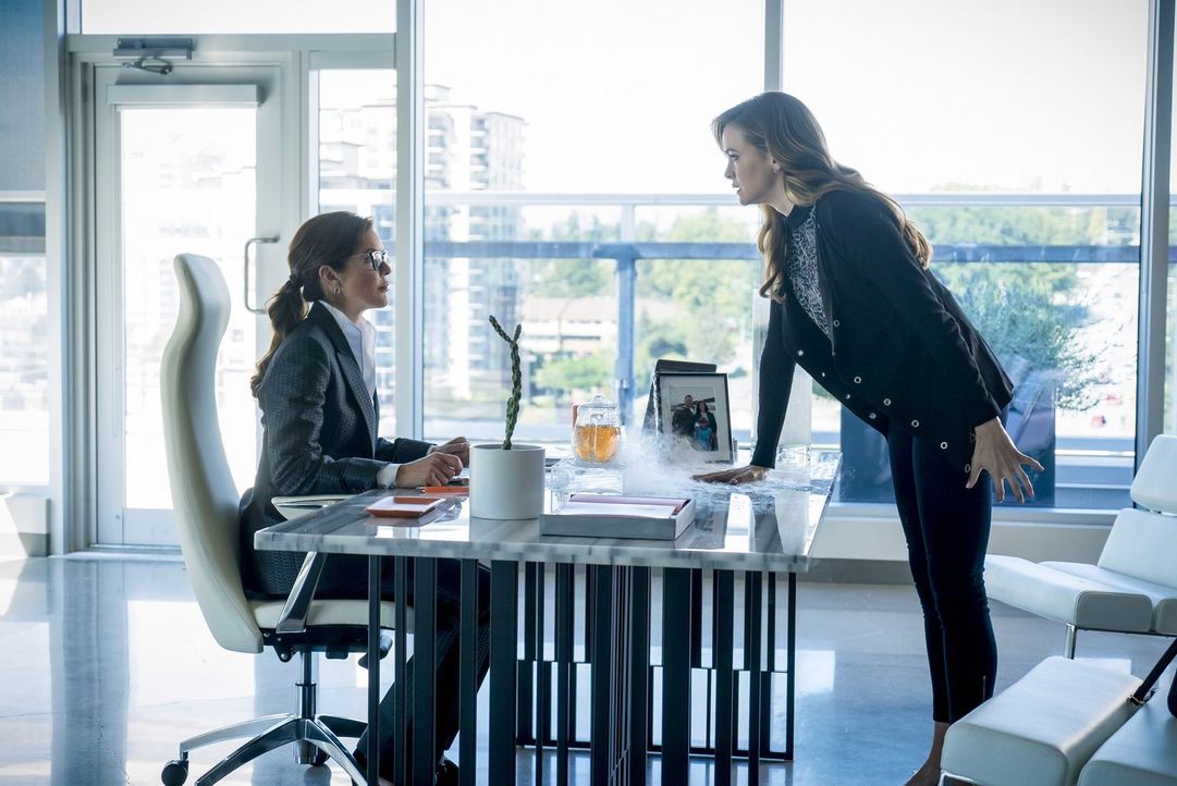 Auf der Suche nach Antworten stattet Caitlin (Danielle Panabaker, r.) ihrer Mutter Dr. Carla Tannhauser (Susan Walters, l.), einer berühmten Biomedi... - Bildquelle: 2016 Warner Bros.