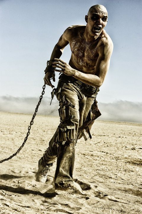 Der fanatische Warboy Nux (Nicholas Hoult) wünscht sich nichts sehnlicher, als die Anerkennung seines Herrn und ein Ticket nach Walhalla - bis er au... - Bildquelle: 2015 Warner Bros.