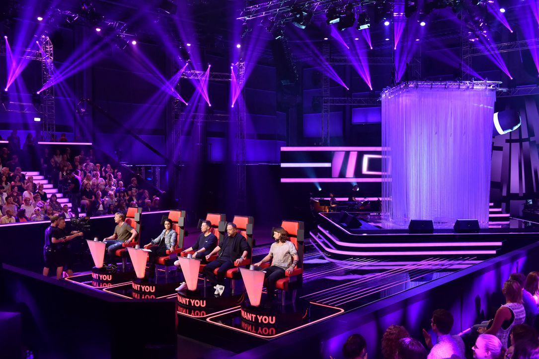 In den Blind Auditions dürfen sich einzigartige Sänger vor den erfolgreichen Musikern Samu Haber (l.), Stefanie Kloß (2.v.l.), Michi Beck (M.), Smud... - Bildquelle: Claudius Pflug SAT.1/ProSieben