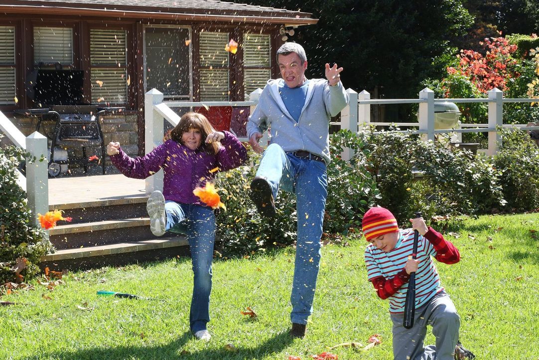 Ein neuer Gemüseladen sorgt bei Frankie (Patricia Heaton, l.), Mike (Neil Flynn, M.) und Brick (Atticus Shaffer, r.) für viel Spaß ... - Bildquelle: Warner Bros.