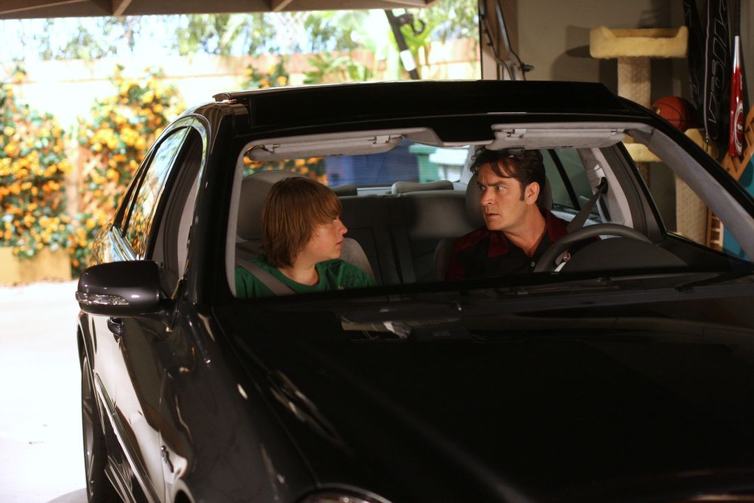 Jake (Angus T. Jones, l.) schreckt nicht vor einer Erpressung gegenüber Charlie (Charlie Sheen, r.) zurück, um ihn als Beifahrer für seinen Lernf... - Bildquelle: Warner Brothers Entertainment Inc.
