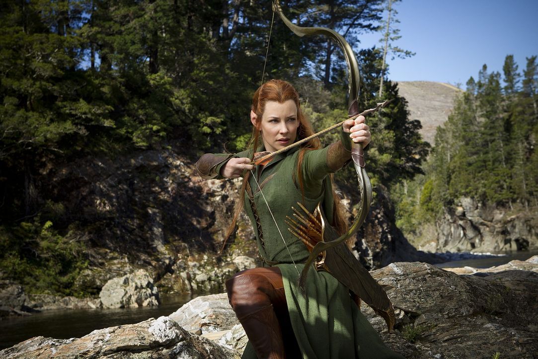 Tauriel (Evangeline Lilly), Waldelbin und Anführerin der Elbengarde, weiß, wie sie mit dem Bogen umgehen muss. Doch ist sie für Bilbo und seine Gefä... - Bildquelle: 2013 METRO-GOLDWYN-MAYER PICTURES INC. and WARNER BROS. ENTERTAINMENT INC.