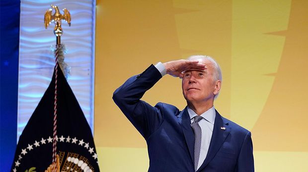 Biden sucht bei Rede nach verstorbener Abgeordneten