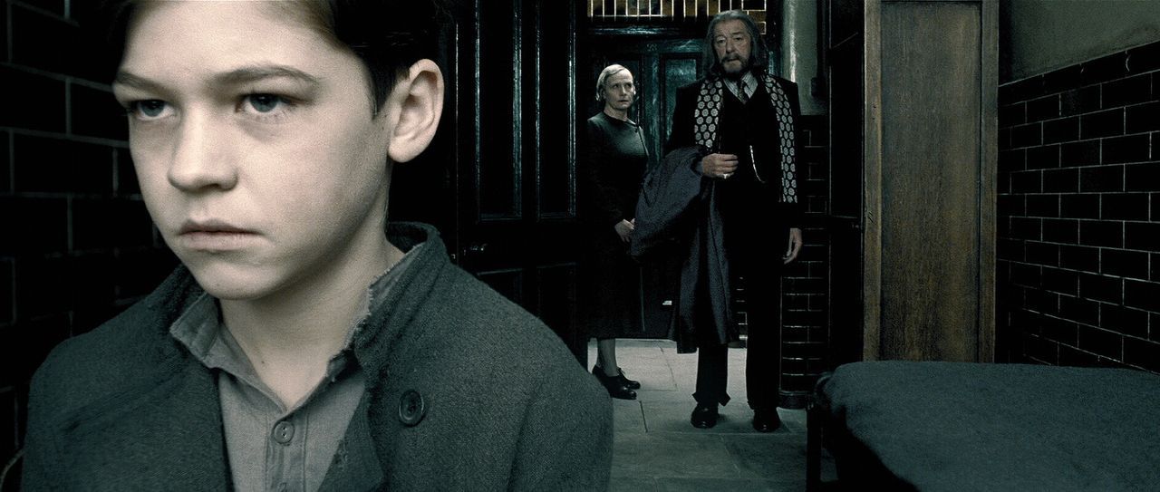 Vergangenheit: Als Albus Dumbledore (Michael Gambon, r.) vor vielen Jahren den Waisenjungen Tom Riddle (Hero Fiennes-Tiffin, l.) nach Hogwarts holt,... - Bildquelle: Warner Brothers