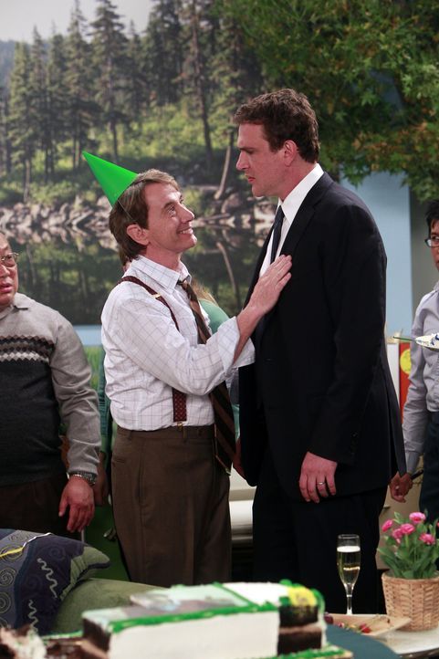 Marshall (Jason Segel, r.) befindet sich auf Kollisionskurs mit seinem neuen Chef Garrison Cootes (Martin Short, l.) ... - Bildquelle: 20th Century Fox International Television