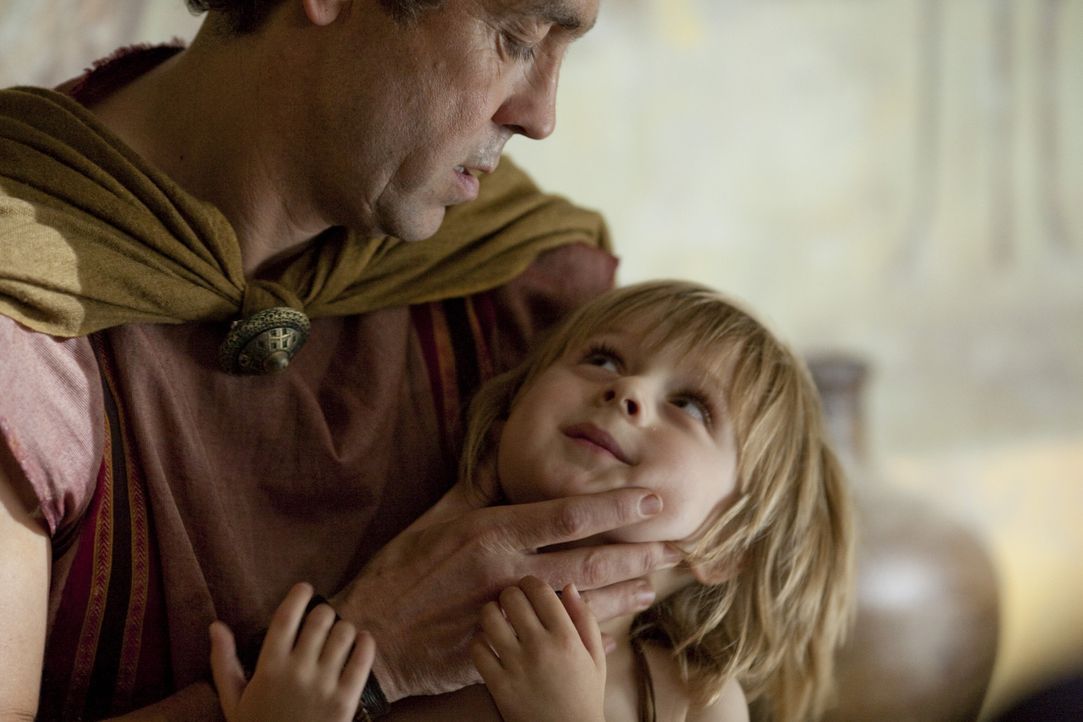 Rächt sich fürchterlich an den Auftraggebern des Mordanschlags: Batiatus (John Hannah, l.) erteilt Barcas den Auftrag, auch den kleinen Sohn (Dyla... - Bildquelle: 2010 Starz Entertainment, LLC