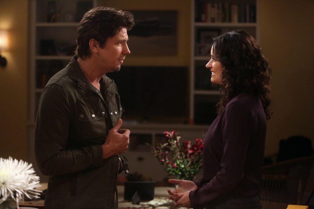 Als Craig (Michael Trucco, l.) Sara (Paget Brewster, r.) mitteilt, dass er sich eine Beziehung mit ihr vorstellen kann, weiß diese nicht, wie sie da... - Bildquelle: Jordin Althaus 2016 ABC Studios. All rights reserved.