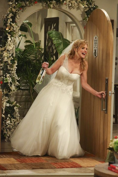Lyndsey (Courtney Thorne-Smith) erscheint sturzbetrunken auf der Hochzeitsfeier von Alan und Gretchen, und das auch noch im Brautkleid. Wird sie die... - Bildquelle: Warner Brothers Entertainment Inc.
