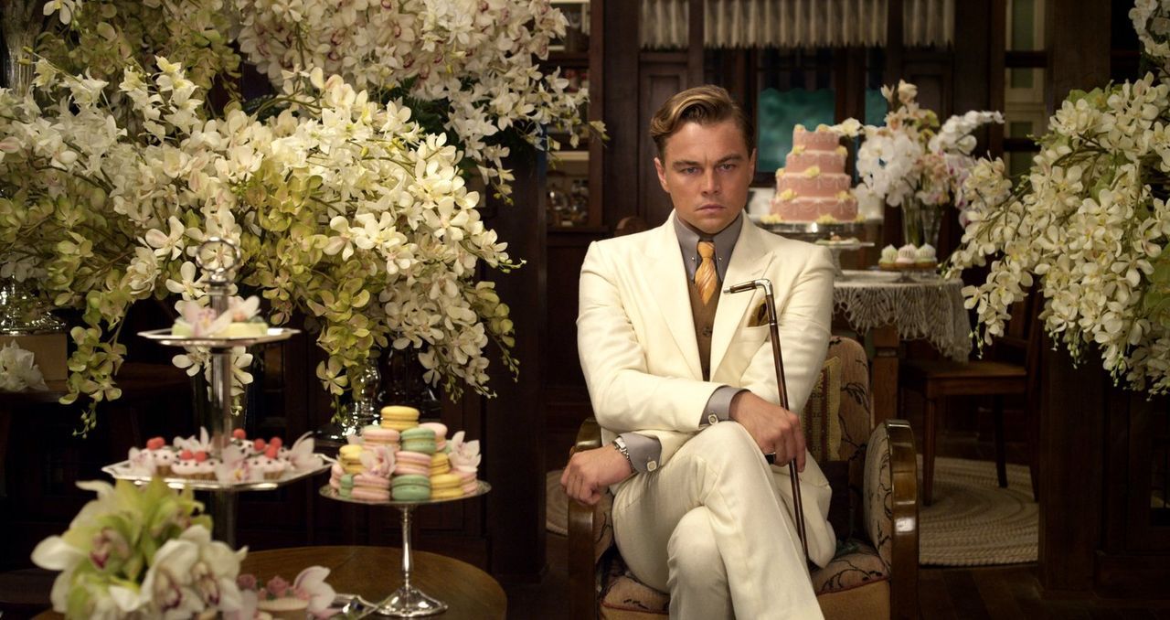 Seine obsessive Liebe zu seiner Jugendfreundin Daisy, droht alle Beteiligten ins Unglück zu stürzen: Jay Gatsby (Leonardo DiCaprio) ... - Bildquelle: 2012 Warner Brothers