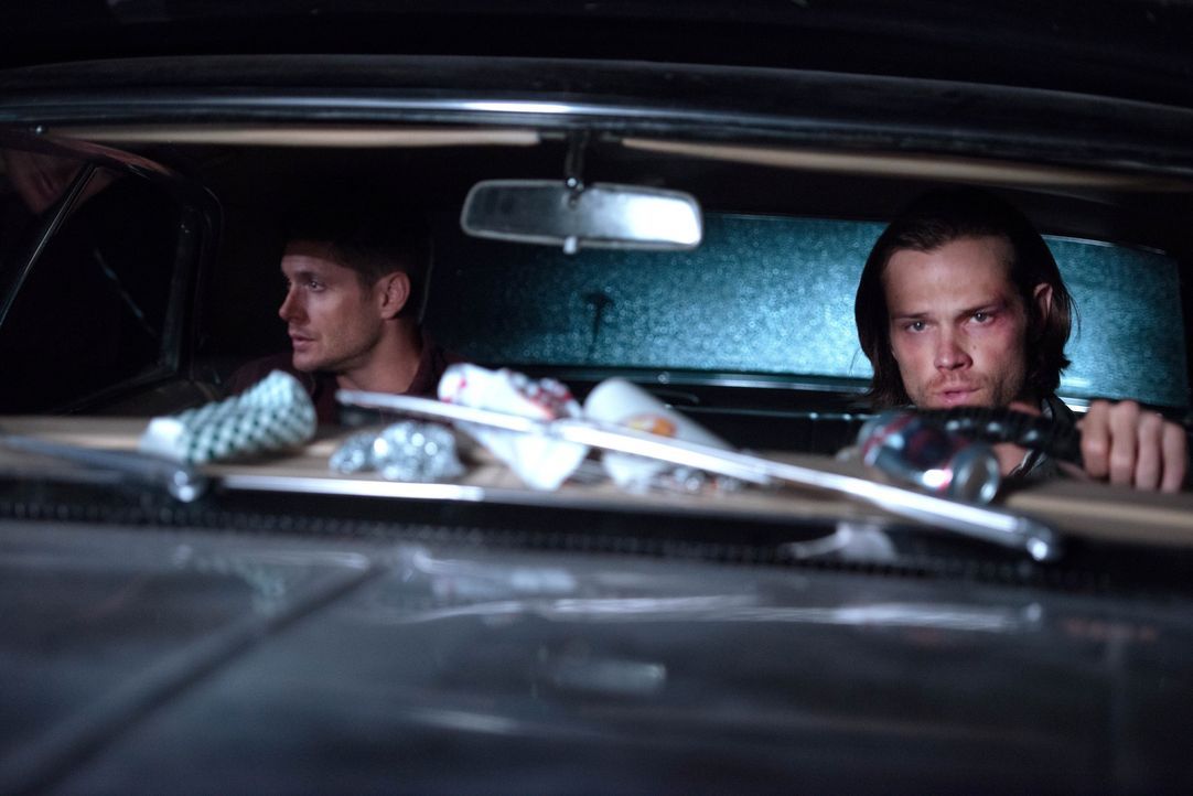 Wird sich Sam (Jared Padalecki, r.) tatsächlich mal wieder auf einen Deal mit dem Teufel einlassen, um Dean (Jensen Ackles, l.) endlich nach Hause h... - Bildquelle: 2016 Warner Brothers