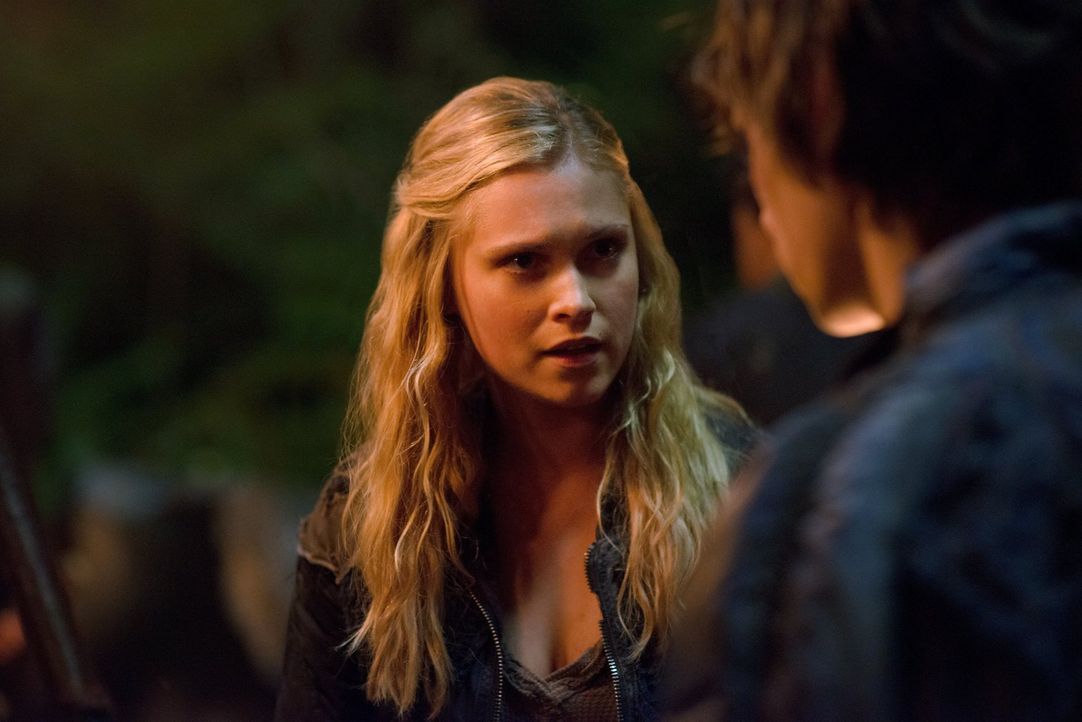 Die neue Situation zwischen Finn und Clarke (Eliza Taylor) scheint doch komplizierter zu sein, als beide zuerst angenommen haben ... - Bildquelle: Warner Brothers