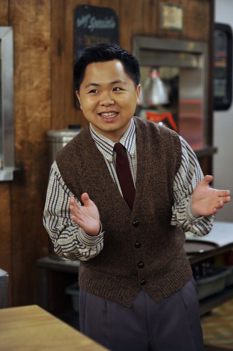 Han Lee (Matthew Moy), der selbstgefällige, neue Besitzer des heruntergekommenen Williamsburg Diner, geht seinen Mitarbeitern mit seinen herablasse... - Bildquelle: Warner Brothers