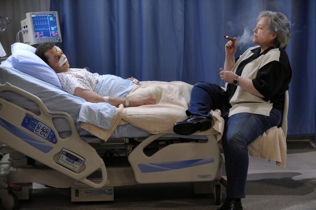 Nachdem Alan (Jon Cryer, l.) einen kleinen Herzinfarkt erleidet, erscheint ihm Charlie (Kathy Bates, r.) als Geist an seinem Krankenbett ... - Bildquelle: Warner Brothers Entertainment Inc.