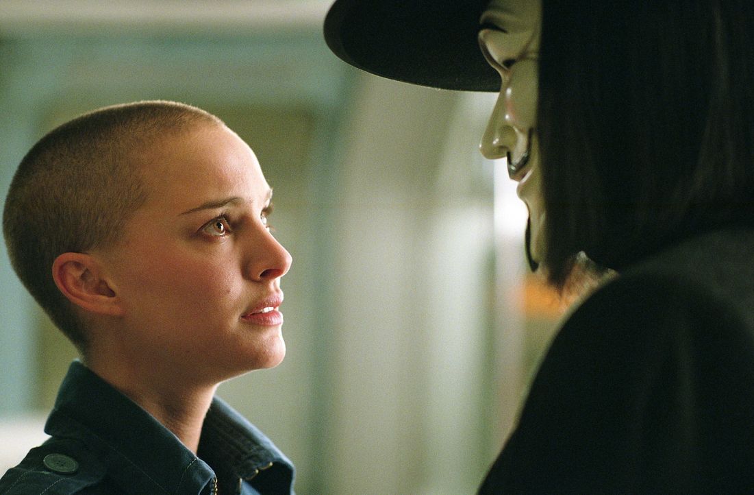 Eine seltsame erste Begegnung: Vendetta (Hugo Weaving, r.) rettet die junge Evey (Natalie Portman, l.) aus den Fängen der "Fingermen" und lädt sie a... - Bildquelle: Warner Bros. Pictures
