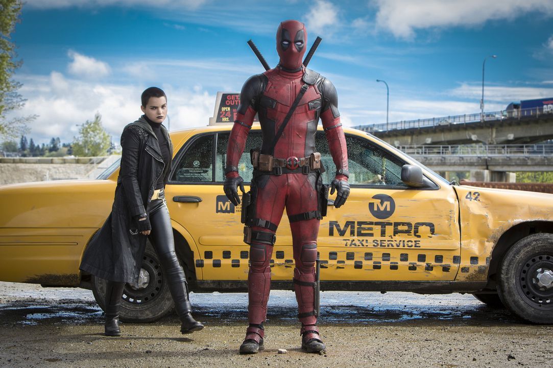 Der Neue unter den Superhelden, Deadpool (Ryan Reynolds, r.), veranstaltet ein ordentliches Durcheinander. Diese schlampige Arbeitsweise können die... - Bildquelle: Joseph Lederer 2016 Twentieth Century Fox Film Corporation.  All rights reserved.  MARVEL   2016 MARVEL