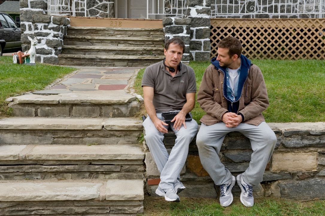 Drehpause: Regisseur David O. Russell (l.) und sein Hauptdarsteller Bradley Cooper (r.) - Bildquelle: 2012 The Weinstein Company.