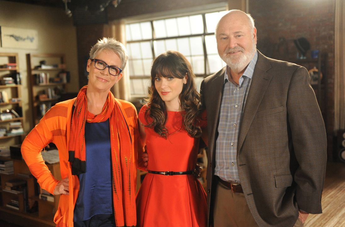 Jess' geschiedene Eltern kommen zum Thanksgiving vorbei und Jess (Zooey Deschanel, M.) versucht alles, um ihre Eltern (Jamie Lee Curtis, l. und Rob... - Bildquelle: 2012 Twentieth Century Fox Film Corporation. All rights reserved.