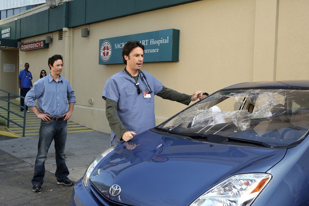 Weil sich J.D. (Zach Braff, r.) darüber ärgert, dass sein Bruder Dan (Thomas Cavanagh, l.) im Gegensatz zu ihm sein Leben in Griff bekommen hat,... - Bildquelle: Touchstone Television