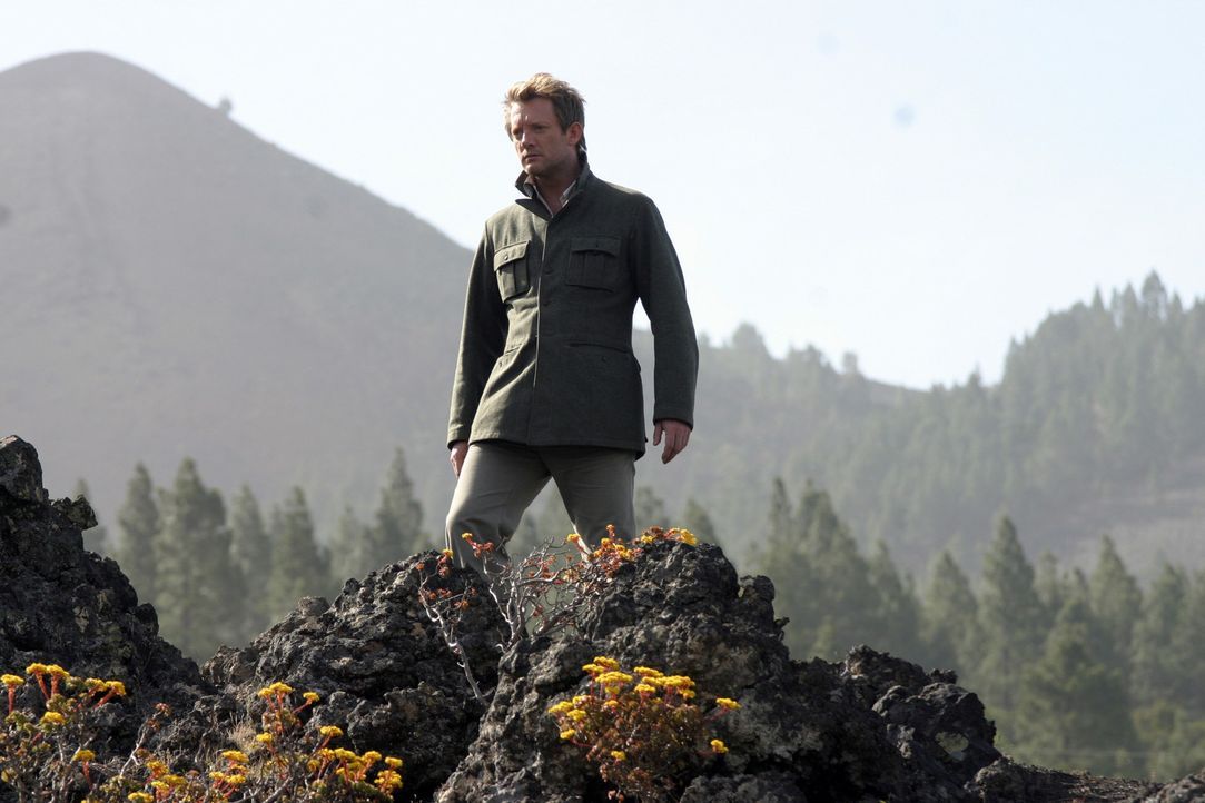 Evolutionärbiologe Prof. Cutter (Douglas Henshall) entdeckt in einem Wald die Spuren eines überaus großen Tieres. Gemeinsam mit seinem Team versu... - Bildquelle: ITV Plc