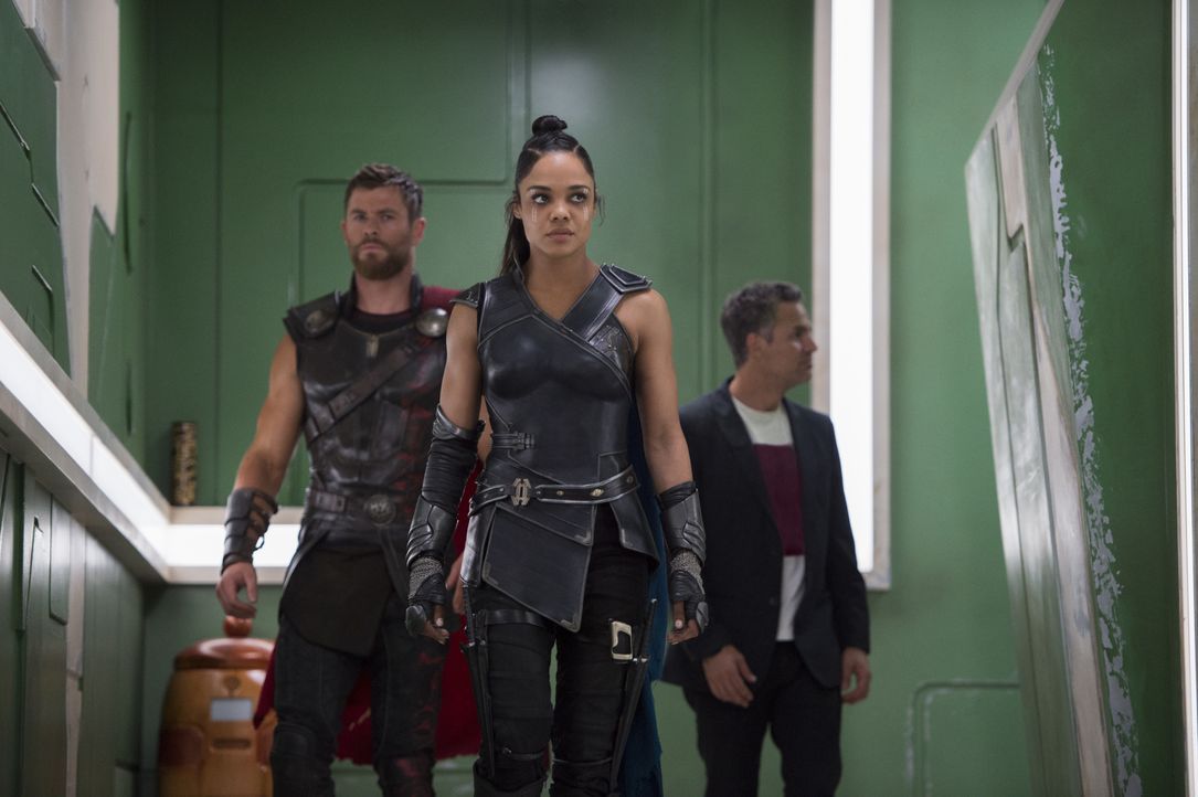 (v.l.n.r.) Thor (Chris Hemsworth); Valkyrie (Tessa Thompson); Bruce Banner/Hulk (Mark Ruffalo) - Bildquelle: Jasin Boland Marvel Studios 2017 / Jasin Boland