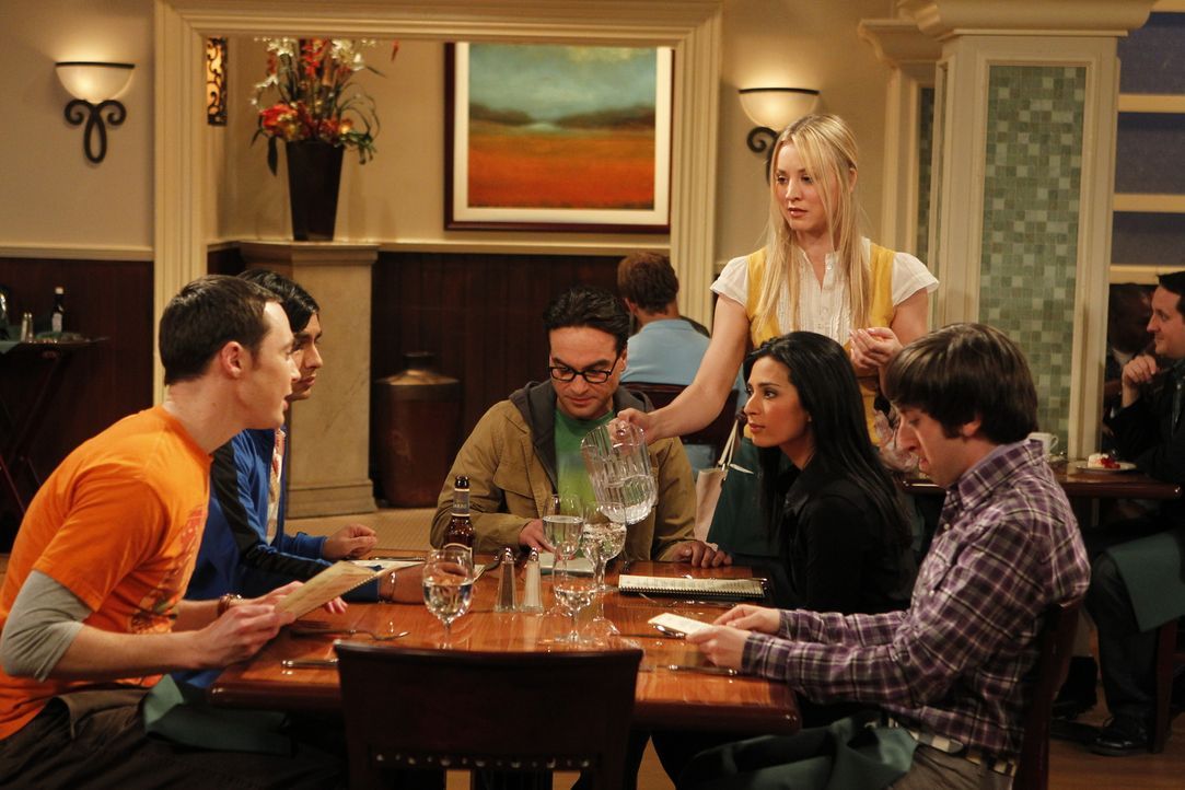 Bei einem gemeinsamen Abendessen erfahren Sheldon (Jim Parsons, l.), Rajesh (Kunal Nayyar, 2.v.l.), Penny (Kaley Cuoco, stehend) und Howard (Simon H... - Bildquelle: Warner Bros. Television