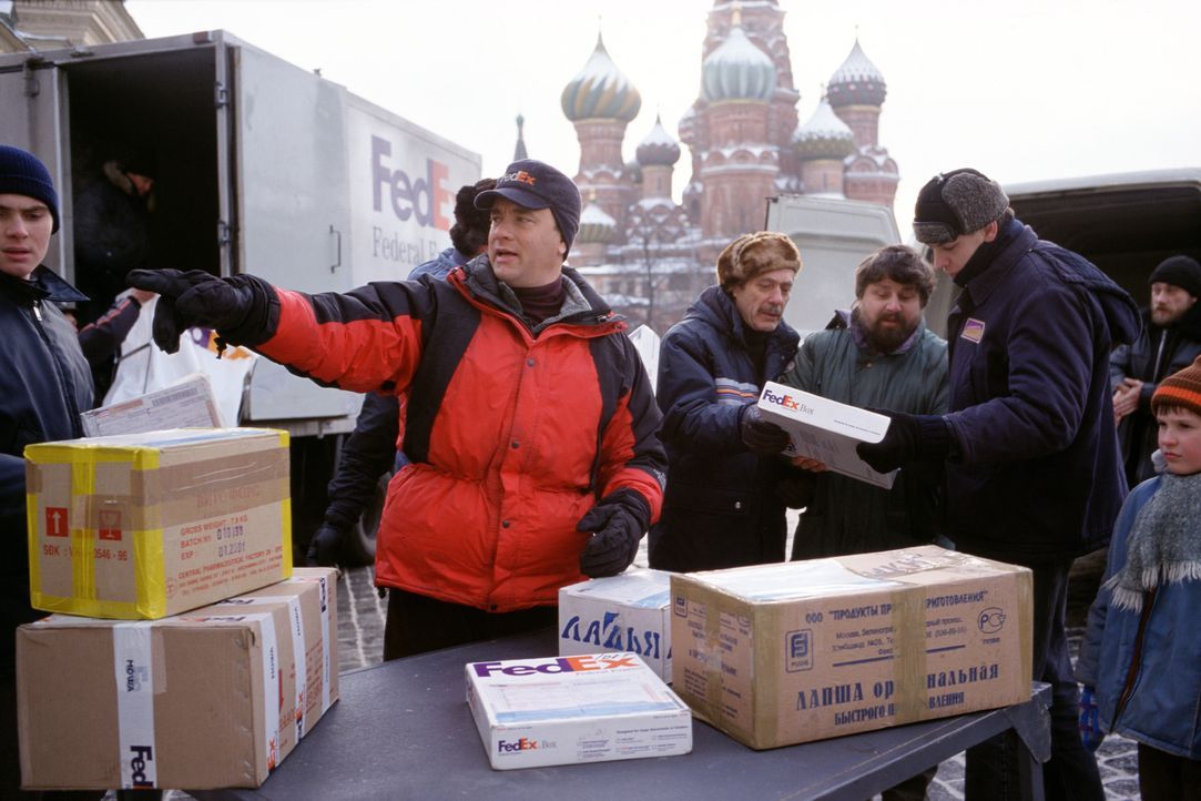 Chuck Noland (Tom Hanks), leitender Mitarbeiter bei FedEx, ist ständig im Auftrag seiner Firma unterwegs - auch in den Weihnachtstagen. Doch bei ein... - Bildquelle: Francois Duhamel 2001 Twentieth Century Fox Film Corporation and Dreamworks LLC. All rights reserved