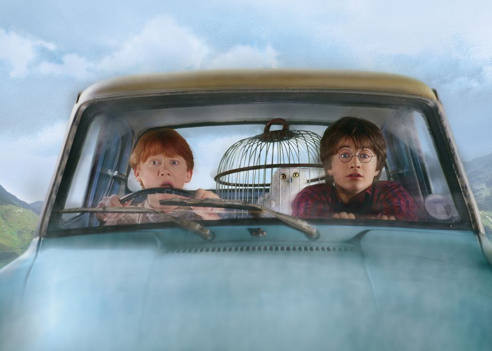Obwohl urplötzlich ein Hauself bei Harry (Daniel Radcliffe, r.) erscheint, um ihn vor einer Verschwörung zu warnen und davon abzuhalten, zu Hogwarts... - Bildquelle: Warner Bros. Pictures