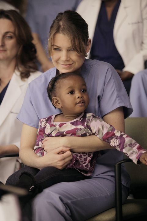 Für eine riskante Operation an siamesischen Zwillingen teilen sich die Ärzte in Teams auf, während Derek und Meredith (Ellen Pompeo, hinten) auf... - Bildquelle: ABC Studios