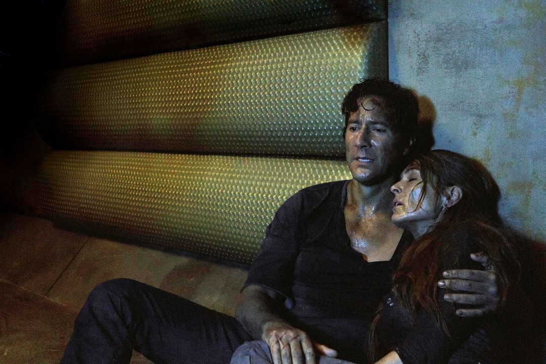 Die Überlebenschancen auf dem Raumschiff schwinden auch für Kane (Henry Ian Cusick, l.) und Abigail (Paige Turco, r.) immer mehr ... - Bildquelle: Warner Brothers