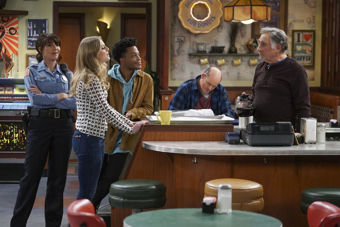 Randy (Katey Sagal, l.), Maya (Anna Baryshnikov, 2.v.l.) und Tush (David Koechner, 2.v.r.) können nicht verstehen, warum Arthur (Judd Hirsch, r.) Fr... - Bildquelle: Monty Brinton 2016 CBS Broadcasting, Inc. All Rights Reserved.