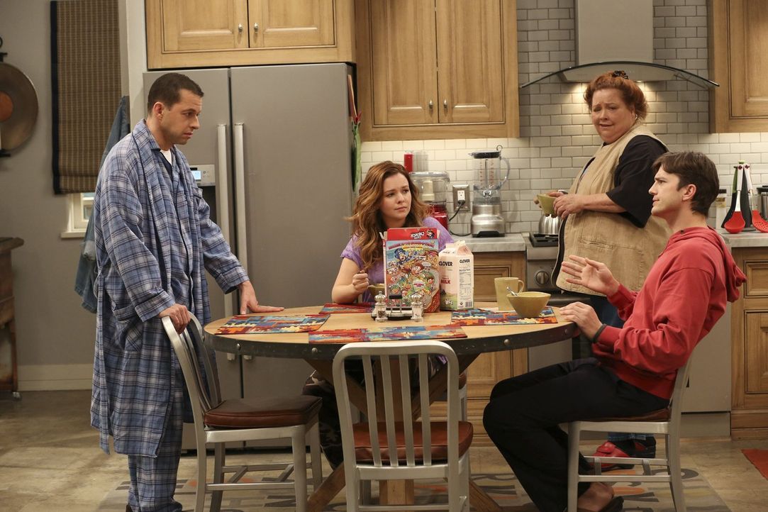 Alan (Jon Cryer, l.) steckt in großen Schwierigkeiten, doch Berta (Conchata Ferrell, 2.v.r.), Walden (Ashton Kutcher, r.) und Jenny (Amber Tamblyn,... - Bildquelle: Warner Bros. Television