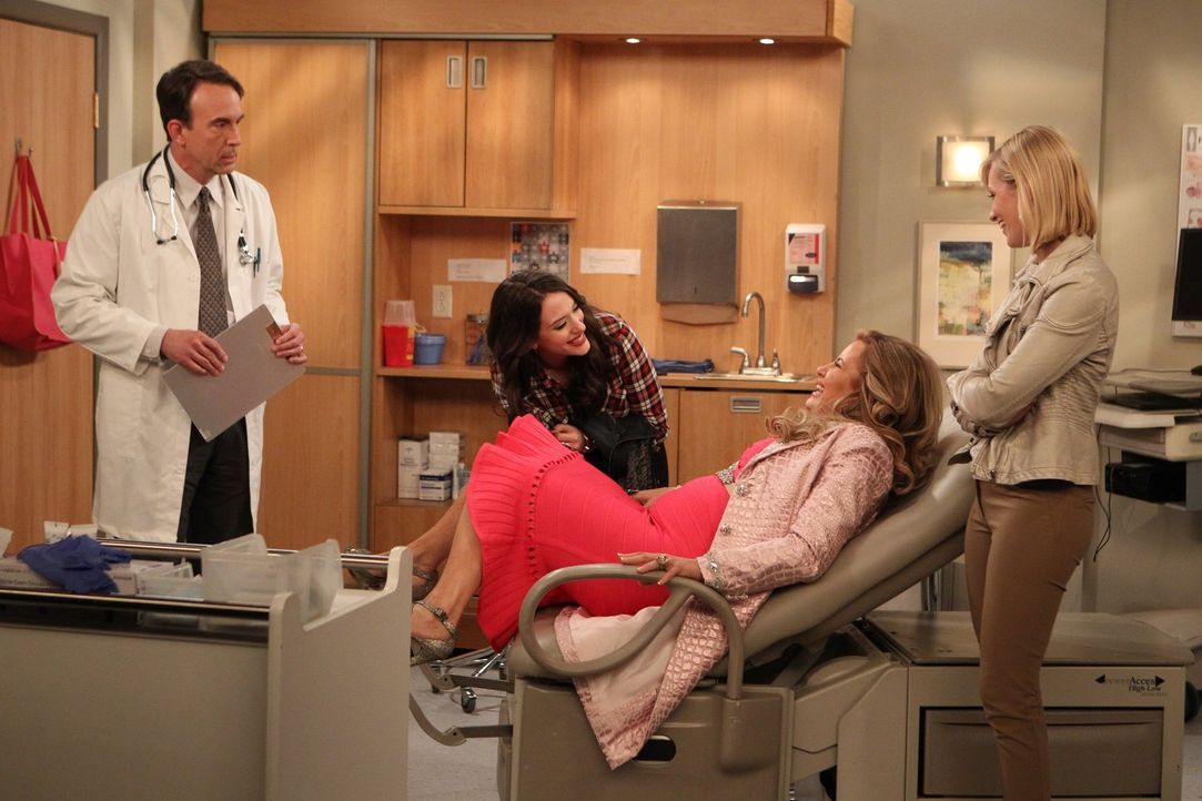 Obwohl Oleg und Sophie (Jennifer Coolidge, 2.v.r.) es schon eine Zeit lang probieren, wird Sophie einfach nicht schwanger, ein Besuch bei Dr. Seden... - Bildquelle: Warner Brothers