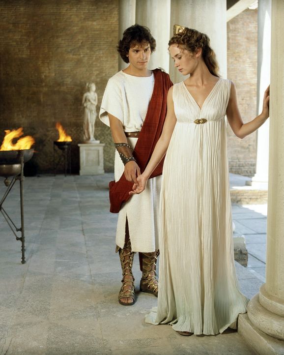 Cicero führt Octavius (Santiago Cabrera, l.) zur obersten Vestalin Camene (Emily Blunt, r.), weil diese Caesars letzten Willen aufbewahrt hat ... - Bildquelle: Hallmark Entertainment