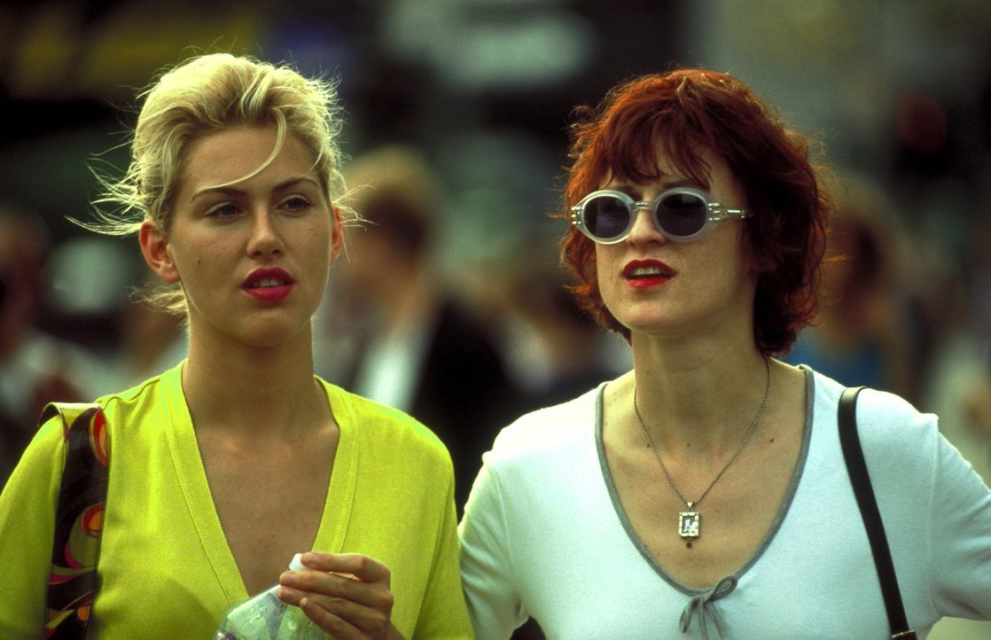 Telefonsex: Die beiden Freundinnen Conny (Gruschenka Stevens, l.) und Bibi (Sophie Rois, r.) erfüllen die sexuellen Träume ihrer Kunden ... - Bildquelle: ProSieben/Klausmann