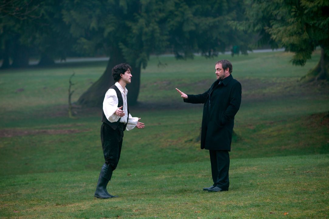 Crowley (Mark Sheppard, r.) ist geschockt, als er erkennt, welche Rolle Gavin MacLeod (Theo Devaney, l.) in Abaddons Plan spielt ... - Bildquelle: 2013 Warner Brothers
