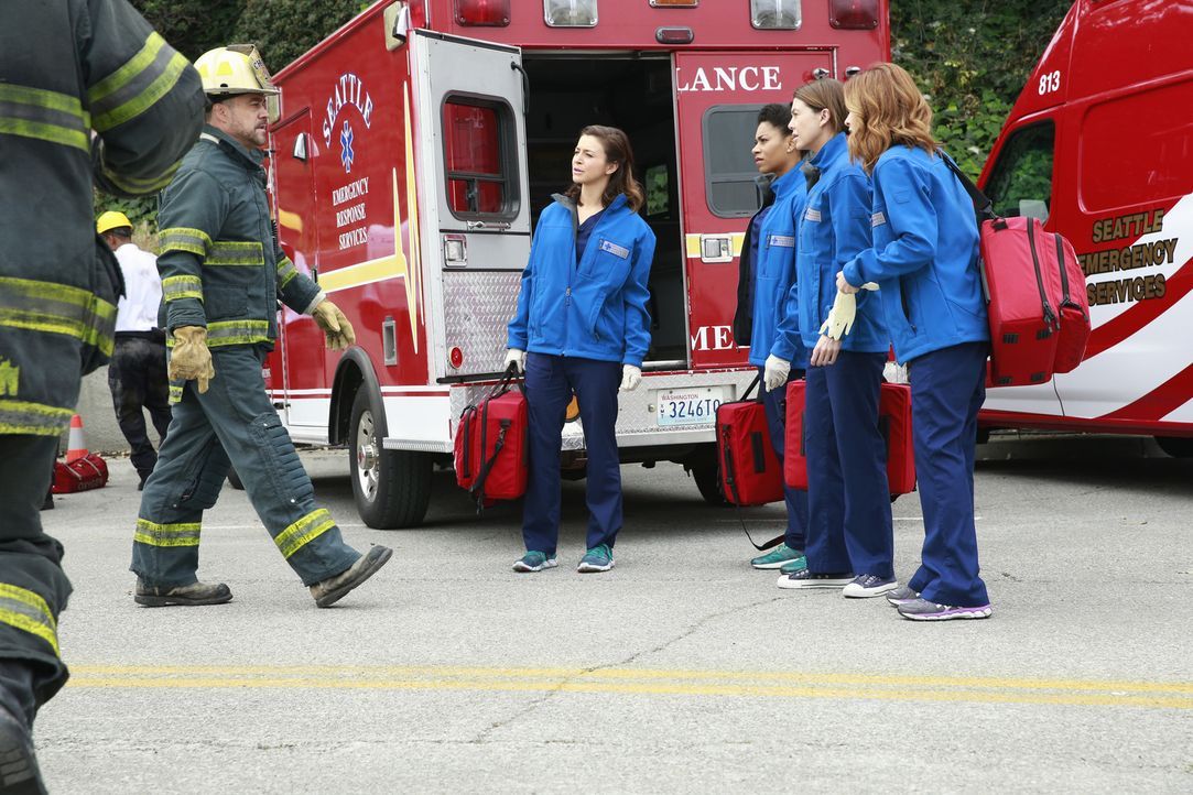 Ein Tunneleinsturz beschäftigt die Belegschaft des Grey Sloane Memorial Hospital. Gemeinsam mit Hal (Robert Neary, l.) versuchen Meredith (Ellen Pom... - Bildquelle: ABC Studios