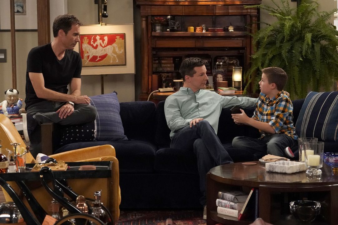 Als Skip (Jet Jurgensmeyer, r.) unangemeldet bei Will (Eric McCormack, l.) und Jack (Sean Hayes, M.) auftaucht, machen die beiden eine erstaunliche... - Bildquelle: Chris Haston 2017 NBCUniversal Media, LLC