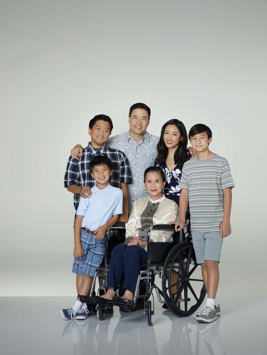 (3. Staffel) - Eine Familie der besonderen Art: Louis (Randall Park, 3.v.l.), Jessica (Constance Wu, 2.v.r.), Eddie (Hudson Yang, l.), Emery (Forres... - Bildquelle: 2016-2017 American Broadcasting Companies. All rights reserved.