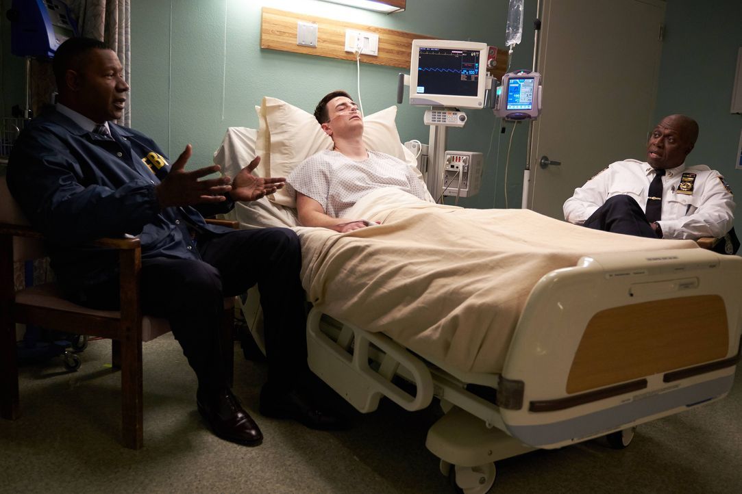 (v.l.n.r.) Bob Annderson (Dennis Haybert); Ryan Whealon (Jon Root); Captain Ray Holt (André Braugher) - Bildquelle: John P. Fleenor 2015 UNIVERSAL TELEVISION LLC. All rights reserved. / John P. Fleenor