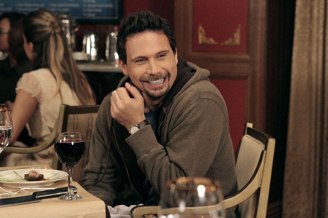 Da Dallas auf eine kosmetische Behandlung schlecht reagiert, muss George (Jeremy Sisto) ein achtzehngängiges Menü vom gefeierten Chefkoch Julio alle... - Bildquelle: Warner Brothers