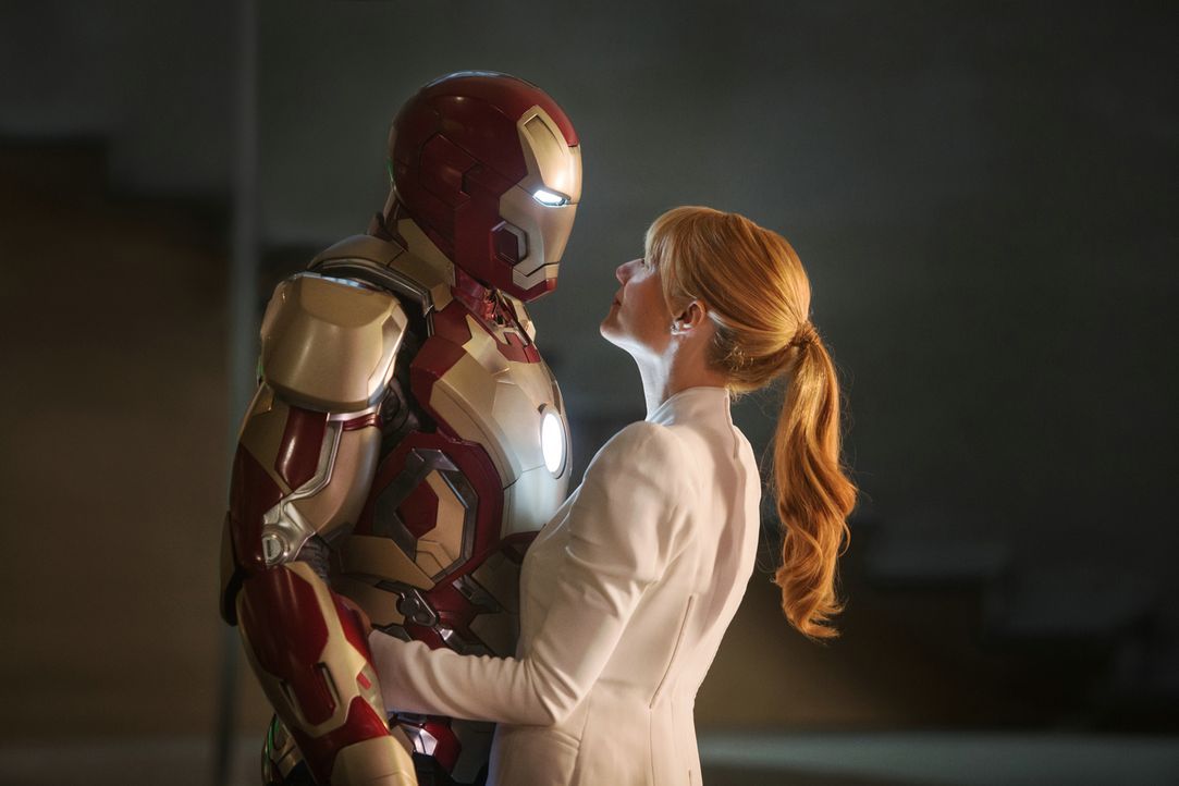 Nach den katastrophalen Ereignissen in New York leidet Iron Man Tony Stark (Robert Downey Jr., l.) an schlimmen Panikattacken, zum Glück hat er sein... - Bildquelle: TM &   2013 Marvel & Subs. All Rights Reserved.