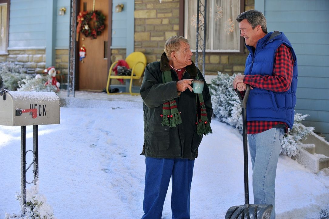 Tag (Jerry Van Dyke, l.) will Mike (Neil Flynn, r.) unbedingt überreden, an der Familientradition teilzunehmen und beim Weihnachtssketch mitzumachen... - Bildquelle: Warner Brothers
