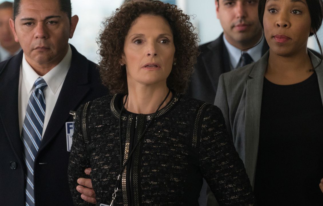 Naz (Mary Elizabeth Mastrantonio) versucht mit all ihrer Macht herauszufinden, wer Brians Entführung durch die CIA abgesegnet hat. Doch dann wird si... - Bildquelle: Michael Parmelee 2015 CBS Broadcasting, Inc. All Rights Reserved