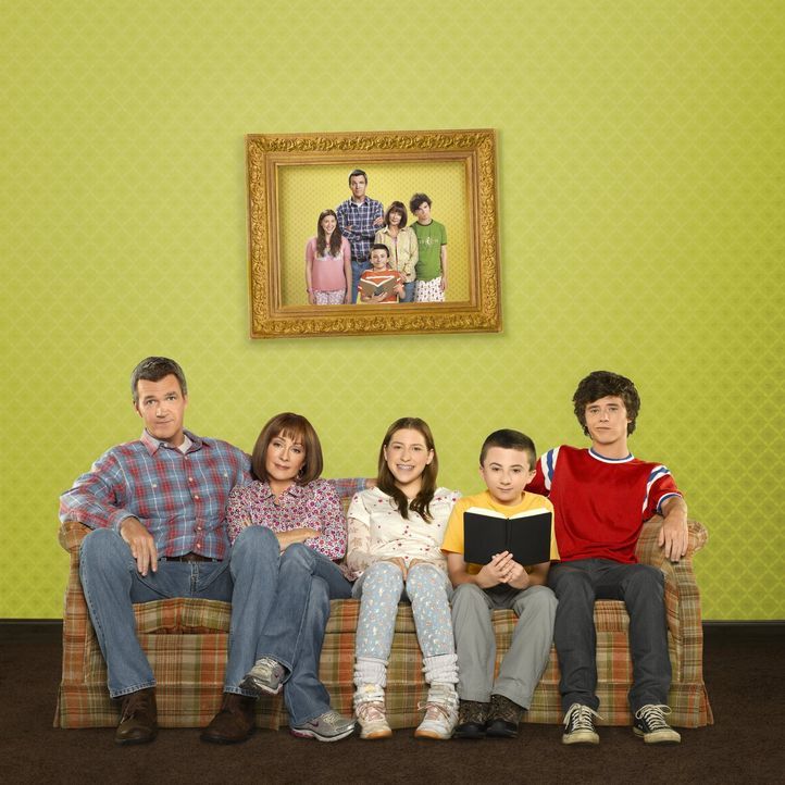 (5. Staffel) - Der alltägliche Wahnsinn ist bei ihnen Dauergast: Frankie (Patricia Heaton, 2.v.l.) und Mike (Neil Flynn, l.) und ihre drei Kinder Ax... - Bildquelle: Warner Brothers