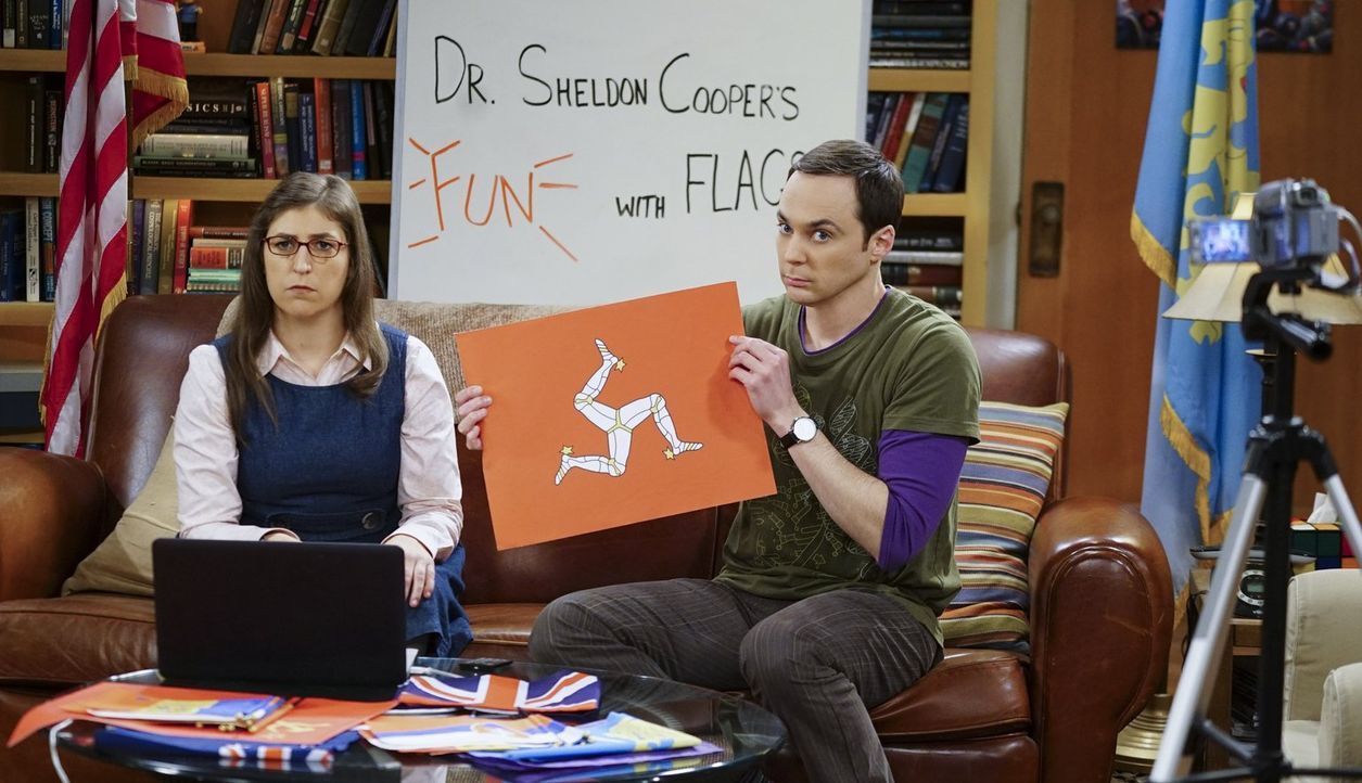 Die erste Live-Ausgabe von "Fun with Flags" eskaliert, als Amy (Mayim Bialik, l.) und Sheldon (Jim Parsons, r.) ihre Zuschauer bitten, anzurufen und... - Bildquelle: 2015 Warner Brothers