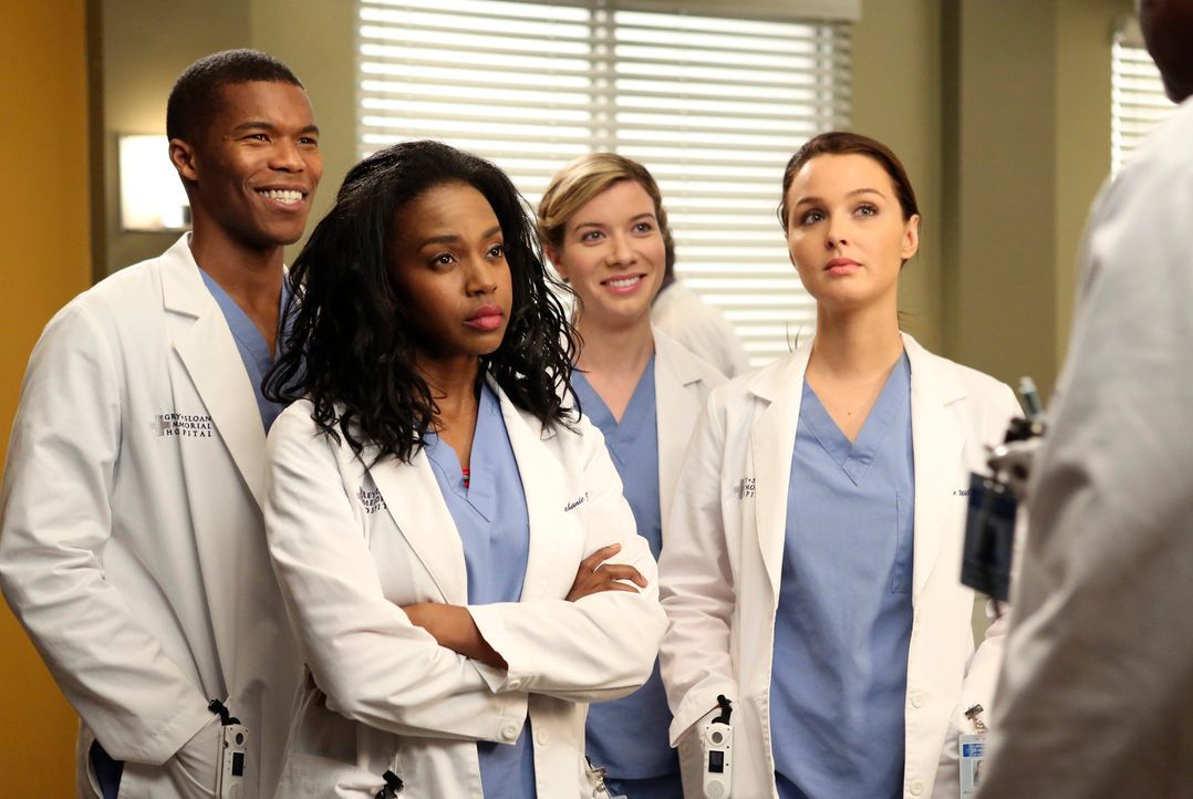Im Krankenhaus berichtet Jo (Camilla Luddington, r.) Leah (Tessa Ferrer, 2.v.r.) und Stephanie (Jerrika Hinton, 2.v.l.) von Cristinas Nominierung fü... - Bildquelle: ABC Studios