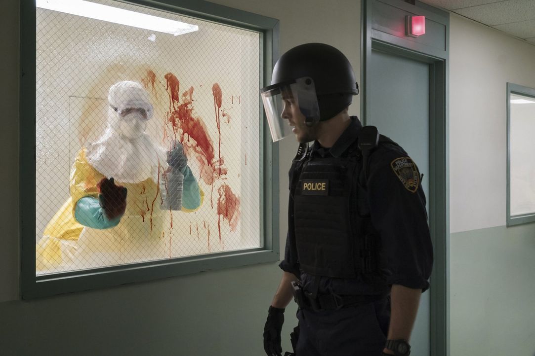 Als Jake (Chris Wood, r.) im Krankenhaus erkennt, wie schlimm der Ausbruch wirklich ist, ist an Flucht nicht mehr zu denken. Doch er ist nicht der e... - Bildquelle: Warner Brothers